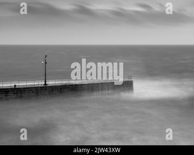 Der Sturm von 2014, der Porthleven Cornwall traf, sorgte für einige erstaunliche lange Verschlusszeiten-Bilder vom Pier und den Wellen. Stockfoto