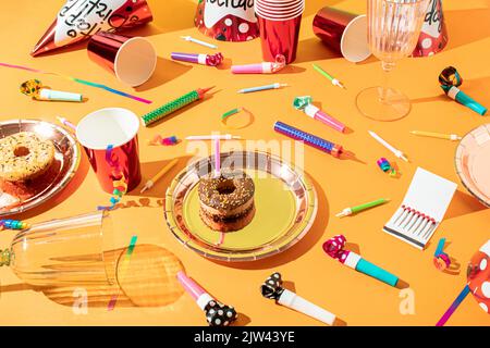 Kreative Geburtstagsparty Konzept von Mützen, Papierhalmen, Süßigkeiten, Luftballons Gebläse und Konfetti. Farbenfroher Hintergrund. Stockfoto