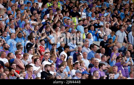 Norwich, Großbritannien. 03. September 2022. Coventry-Fans beim Sky Bet Championship-Spiel zwischen Norwich City und Coventry City in der Carrow Road am 3. 2022. September in Norwich, England. (Foto von Mick Kearns/phcimages.com) Credit: PHC Images/Alamy Live News Stockfoto