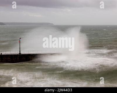 Der Sturm von 2014, der Porthleven Cornwall traf, sorgte für einige erstaunliche lange Verschlusszeiten-Bilder vom Pier und den Wellen. Stockfoto