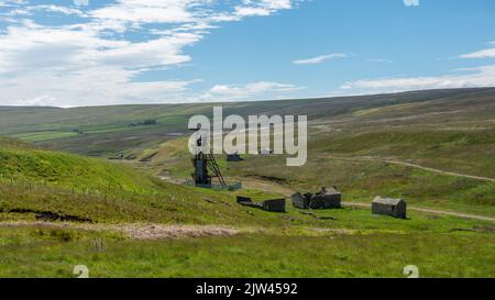 Herbst Landschaft: Stillgelegten förderturm von Grove Rake Mine Gebäude, Rookhope Bezirk, gewohnt, North Pennines, England, Großbritannien Stockfoto