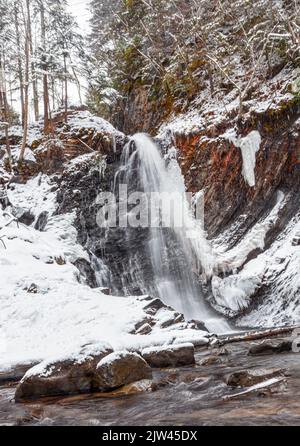 Winter Wasser Kaskade . Frost Wasserfall in den Bergen Stockfoto