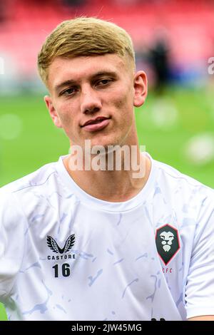 Ethan Galbraith von Salford City erwärmt sich während des Sky Bet League 2-Spiels zwischen Salford City und Crawley Town in Moor Lane, Salford am Samstag, 3.. September 2022. (Kredit: Ian Charles | MI News) Kredit: MI News & Sport /Alamy Live News Stockfoto