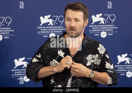 Lido Di Venezia, Italien. 03. September 2022. Der australische Schauspieler Joel Edgerton posiert am 3. September 2022 während einer Fotoaufnahme für den Film 'Master Gardener', der im Rahmen des Internationalen Filmfestivals von Venedig 79. im Lido di Venezia in Venedig, Italien, außer Konkurrenz gestellt wurde. © Foto: Cinzia Camela. Kredit: Unabhängige Fotoagentur/Alamy Live Nachrichten Stockfoto