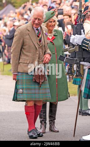 Der Prinz von Wales und die Herzogin von Cornwall, bekannt als der Herzog und die Herzogin von Rothesay während ihres Aufenthalts in Schottland, kommen am Braemar Royal Highland Gathering im Princess Royal and Duke of Fife Memorial Park in Braemar an. Bilddatum: Samstag, 3. September 2022. Stockfoto