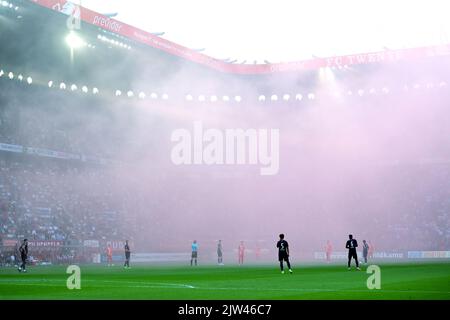 ENSCHEDE - Feuerwerk während des niederländischen Eredivisie-Spiels zwischen FC Twente und PSV im Stadion De Grolsch Veste am 3. September 2022 in Enschede, Niederlande. ANP OLAF KRAAK Stockfoto