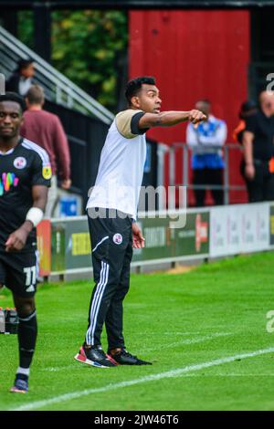 Kevin Betsy, Manager des Crawley Town FC gibt seine Bestellungen während des Sky Bet League 2-Spiels zwischen Salford City und Crawley Town in Moor Lane, Salford, am Samstag, den 3.. September 2022 aus. (Kredit: Ian Charles | MI News) Kredit: MI News & Sport /Alamy Live News Stockfoto