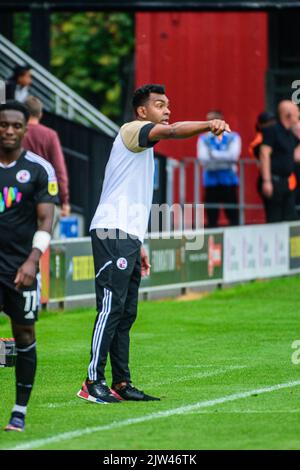 Kevin Betsy, Manager des Crawley Town FC gibt seine Bestellungen während des Sky Bet League 2-Spiels zwischen Salford City und Crawley Town in Moor Lane, Salford, am Samstag, den 3.. September 2022 aus. (Kredit: Ian Charles | MI News) Kredit: MI News & Sport /Alamy Live News Stockfoto