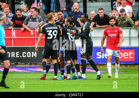 Crawley-Spieler feiern ihren Ausgleich während des Sky Bet League 2-Spiels zwischen Salford City und Crawley Town in Moor Lane, Salford am Samstag, den 3.. September 2022. (Kredit: Ian Charles | MI News) Kredit: MI News & Sport /Alamy Live News Stockfoto