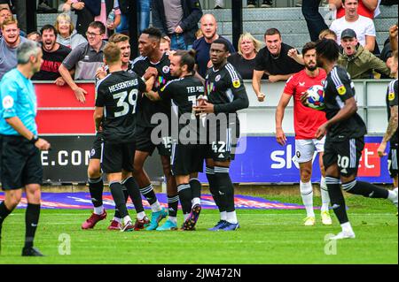 Crawley-Spieler feiern ihren Ausgleich während des Sky Bet League 2-Spiels zwischen Salford City und Crawley Town in Moor Lane, Salford am Samstag, den 3.. September 2022. (Kredit: Ian Charles | MI News) Kredit: MI News & Sport /Alamy Live News Stockfoto