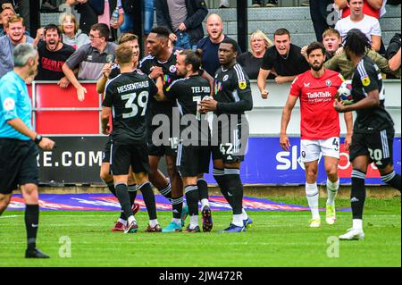 Crawley-Spieler feiern ihren Ausgleich während des Sky Bet League 2-Spiels zwischen Salford City und Crawley Town in Moor Lane, Salford am Samstag, den 3.. September 2022. (Kredit: Ian Charles | MI News) Kredit: MI News & Sport /Alamy Live News Stockfoto