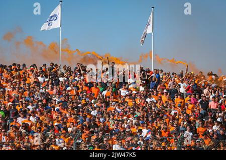 Die Fans von Max Verstappen schmeissen die Tribünen während des Formel 1 Heineken Dutch Grand Prix 2022, 15. Lauf der FIA Formel 1 Weltmeisterschaft 2022 vom 2. Bis 4. September 2022 auf dem Zandvoort Circuit, in den Niederlanden, Belgien - Foto Florent Gooden / DPPI Stockfoto