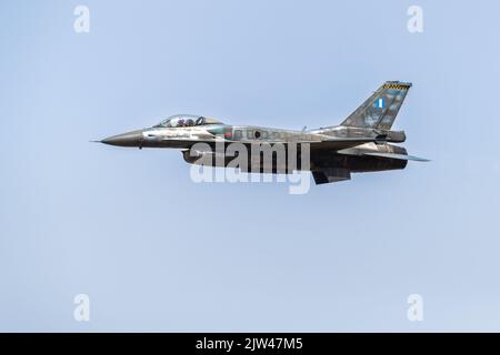 Hellenic Air Force F-16C Kampf Falcon in der Luft bei der Royal International Air Tattoo 2022 Stockfoto