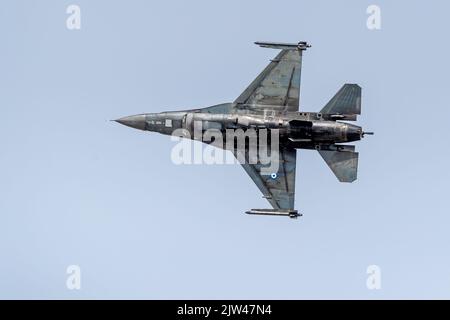 Hellenic Air Force F-16C Kampf Falcon in der Luft bei der Royal International Air Tattoo 2022 Stockfoto