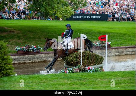 Stamford, Großbritannien. 3. September 2022. Schweinegrippe auf Vanir Kamira während der Cross Country Phase am 3. Tag der 2022 Land Rover Burghley Horse Trials, die auf dem Gelände des Burghley House in Stamford, Lincolnshire, England, Großbritannien, abgehalten wurden. Quelle: Jonathan Clarke/Alamy Live News Stockfoto