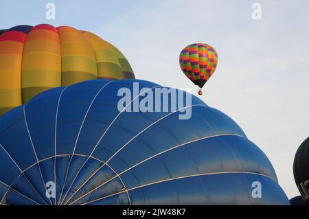 Die Bristol International Balloon Fiesta 2022 bringt massierte Heißluftballons in den Himmel Stockfoto