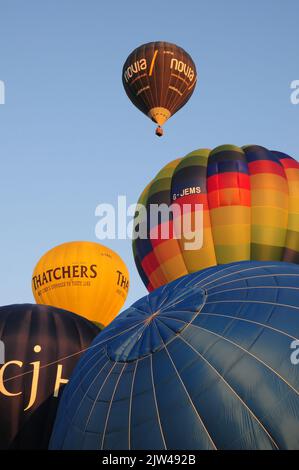 Die Bristol International Balloon Fiesta 2022 bringt massierte Heißluftballons in den Himmel Stockfoto