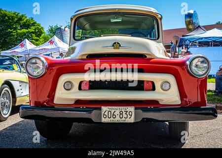 Falcon Heights, MN - 17. Juni 2022: Low Perspective Front view of a 1956 International Harvester Travelall at a local car show. Stockfoto