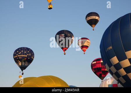 Die Bristol International Balloon Fiesta 2022 bringt massierte Heißluftballons in den Himmel Stockfoto