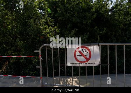 La Teste-de-Buch, Frankreich - 06.08.2022: Warnschild kein Rauch in europa, französischer Waldgefährdungspark Verbotenes Gebiet Sigarette Gefahr. Hochwertige Fotos Stockfoto