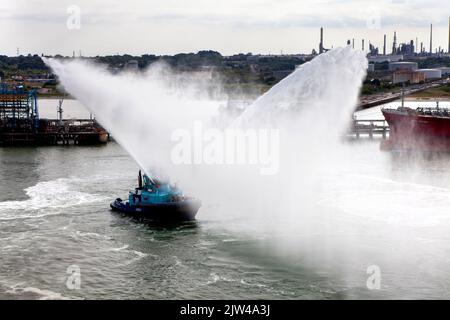 Lomax Löschschiff Schlepper Wasser salutieren Kreuzschiff Stockfoto