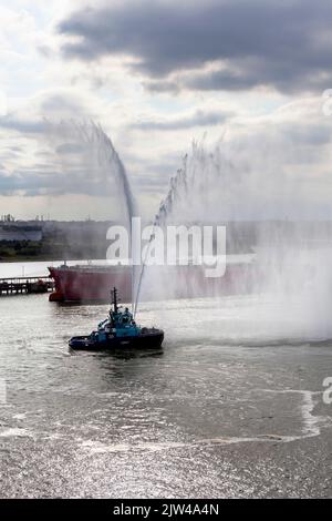 Lomax Löschschiff Schlepper Wasser salutieren Kreuzschiff Stockfoto