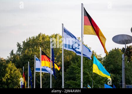 Berlin, Deutschland. 03. September 2022. Anlässlich des Besuchs des israelischen Präsidenten Herzog am 4. September fliegen israelische Flaggen in der Nähe des Kanzleramtes. Quelle: Christophe Gateau/dpa/Alamy Live News Stockfoto