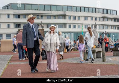 Morecambe, Lancashire, Großbritannien. 3. September 2022. Margaret und Frank Chantry aus Huddersfield, Yorkshire, beim Vintage by the Sea Festival, Morecambe, Großbritannien. Quelle: John Eveson/Alamy Live News Stockfoto