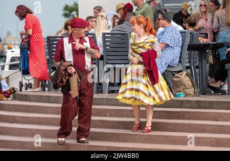 Morecambe, Lancashire, Großbritannien. 3. September 2022. Besucher in Kostümen beim Vintage by the Sea Festival, Morecambe, Großbritannien. Quelle: John Eveson/Alamy Live News Stockfoto