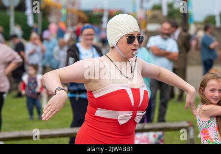 Morecambe, Lancashire, Großbritannien. 3. September 2022. Straßenunterhaltung beim Vintage by the Sea Festival, Morecambe, Großbritannien. Quelle: John Eveson/Alamy Live News Stockfoto