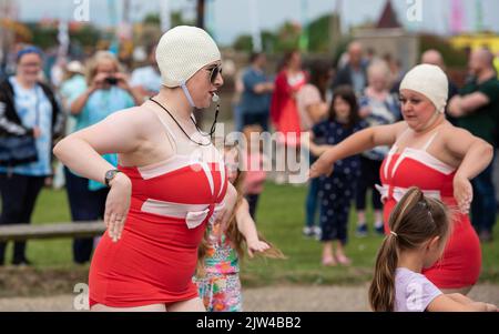 Morecambe, Lancashire, Großbritannien. 3. September 2022. Straßenunterhaltung beim Vintage by the Sea Festival, Morecambe, Großbritannien. Quelle: John Eveson/Alamy Live News Stockfoto