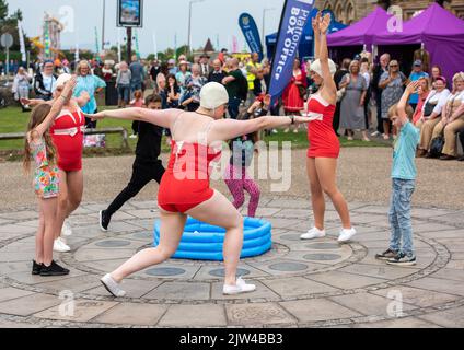 Morecambe, Lancashire, Großbritannien. 3. September 2022. Straßenunterhaltung beim Vintage by the Sea Festival, Morecambe, Großbritannien. Quelle: John Eveson/Alamy Live News Stockfoto