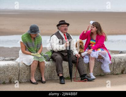 Morecambe, Lancashire, Großbritannien. 3. September 2022. Besucher in Kostümen beim Vintage by the Sea Festival, Morecambe, Großbritannien. Quelle: John Eveson/Alamy Live News Stockfoto