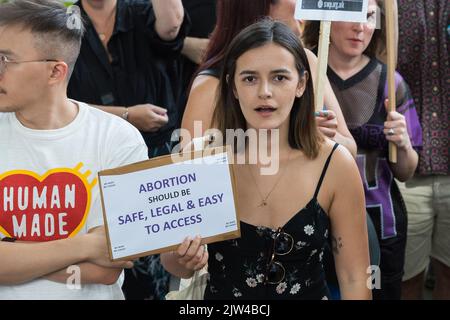 London, Großbritannien. 3.. September 2022. Eine Frau hält ein Plakat, während Pro-Choice-Unterstützer auf dem Parliament Square eine Demonstration inszenieren, um sich für die reproduktiven Rechte von Frauen in der ganzen Welt als Gegenprotest gegen den parallel stattfindenden Anti-Abtreibungsmarsch „March for Life“ zu einsetzen. Die Demonstranten drückten auch ihre Solidarität mit Frauen in den USA aus, wo der Oberste Gerichtshof das Gesetz von Roe gegen Wade von 1973, das das verfassungsmäßige Recht auf Abtreibung bestätigte, aufhob. Quelle: Wiktor Szymanowicz/Alamy Live News Stockfoto