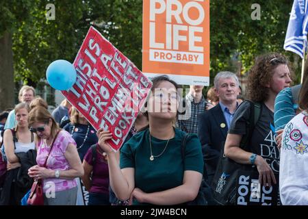 London, Großbritannien. 3.. September 2022. Pro-Life-Anhänger nehmen an der jährlichen Anti-Abtreibungsdemonstration „March for Life“ auf dem Parliament Square Teil. Quelle: Wiktor Szymanowicz/Alamy Live News