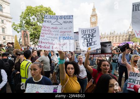 London, Großbritannien. 3.. September 2022. Pro-Life-Anhänger nehmen an der jährlichen Anti-Abtreibungsdemonstration „March for Life“ auf dem Parliament Square Teil. Quelle: Wiktor Szymanowicz/Alamy Live News Stockfoto