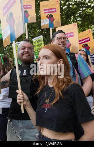 London, Großbritannien. 3.. September 2022. Die Aktivistin Patsy Stevenson trifft sich mit Pro-Choice-Unterstützern während einer Demonstration auf dem Parliament Square, um sich weltweit für die reproduktiven Rechte von Frauen zu einsetzen, als Gegenprotest gegen den parallel stattfindenden Anti-Abtreibungsmarsch „March for Life“. Die Demonstranten drückten auch ihre Solidarität mit Frauen in den USA aus, wo der Oberste Gerichtshof das Gesetz von Roe gegen Wade von 1973, das das verfassungsmäßige Recht auf Abtreibung bestätigte, aufhob. Quelle: Wiktor Szymanowicz/Alamy Live News Stockfoto