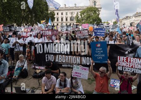 London, Großbritannien. 3.. September 2022. Pro-Life-Anhänger nehmen an der jährlichen Anti-Abtreibungsdemonstration „March for Life“ auf dem Parliament Square Teil. Quelle: Wiktor Szymanowicz/Alamy Live News Stockfoto