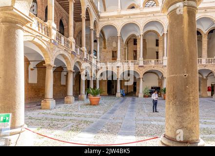 Palermo, Italien - 6. Juli 2020: Innenhof des Palazzo dei Normanni (Palast der Normannen, Palazzo reale) in der Stadt Palermo. Der Königspalast war der Sitz von Stockfoto