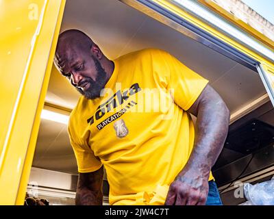 New York, New York, USA. 2. September 2022. Shaquille O'Neal (Shaq), ehemaliger Sprecher der NBA Superstar und Tonka Toys, an Bord des Tonka Playcation Trucks, der Tonkas 75.-jähriges Jubiläum in der Nähe der Fifth Avenue im Flatiron District NYC feiert. Die Ikone des Fahrzeugspiels machte ein Preisgeschenk und zeigte seine spezielle goldene Dumptruck-Edition. (Bild: © Milo Hess/ZUMA Press Wire) Stockfoto