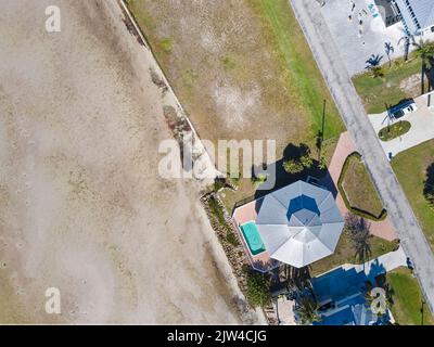 Wunderschöne Immobilien am Wasser in Saint James City in Florida. Bild aufgenommen mit meiner Drohne beim Fotografieren eines schönen Grundstücks. Stockfoto