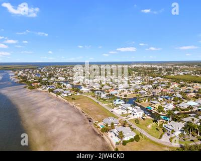 Wunderschöne Immobilien am Wasser in Saint James City in Florida. Bild aufgenommen mit meiner Drohne beim Fotografieren eines schönen Grundstücks. Stockfoto