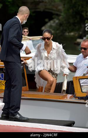 VENEDIG, ITALIEN - 03. SEPTEMBER: Elodie kommt im Hotel Excelsior während der Internationalen Filmfestspiele Venedig 79. am 03. September 2022 in Venedig, Italien an. Stockfoto