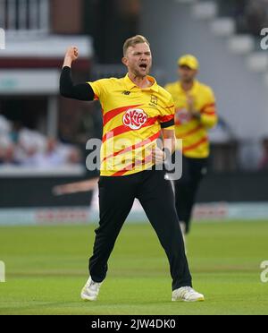 Sam Cook von Trent Rockets feiert die Teilnahme von Laurie Evans, Manchester Originals, während des Men's Hundred Finals in Lord's, London. Bilddatum: Samstag, 3. September 2022. Stockfoto