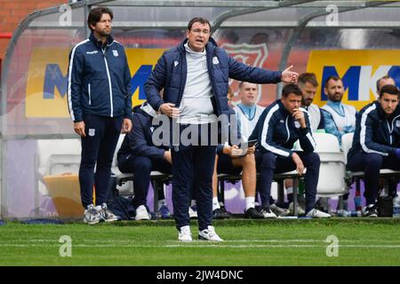 3.. September 2022; Dens Park, Dundee, Schottland: Scottish Championship Football, Dundee versus Queens Park; Dundee-Manager Gary Bowyer gibt seinem Team Anweisungen Kredit: Action Plus Sports Images/Alamy Live News Stockfoto