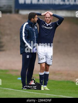 3.. September 2022; Dens Park, Dundee, Schottland: Schottischer Championship-Fußball, Dundee gegen Queens Park; Zak Rudden von Dundee geht verletzt zurück Credit: Action Plus Sports Images/Alamy Live News Stockfoto