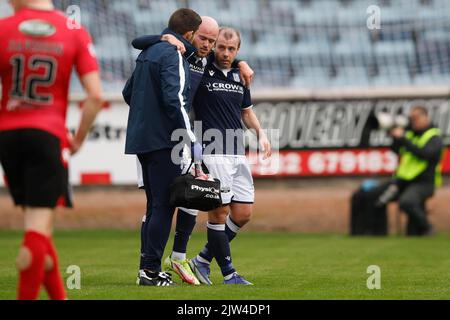 3.. September 2022; Dens Park, Dundee, Schottland: Schottischer Championship-Fußball, Dundee gegen Queens Park; Zak Rudden von Dundee geht verletzt zurück Credit: Action Plus Sports Images/Alamy Live News Stockfoto