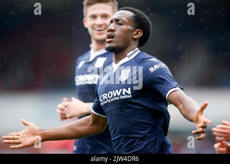 3.. September 2022; Dens Park, Dundee, Schottland: Schottischer Meisterschaftsfußball, Dundee gegen Queens Park; Zach Robinson von Dundee feiert nach dem Tor für 2-0 Credit: Action Plus Sports Images/Alamy Live News Stockfoto