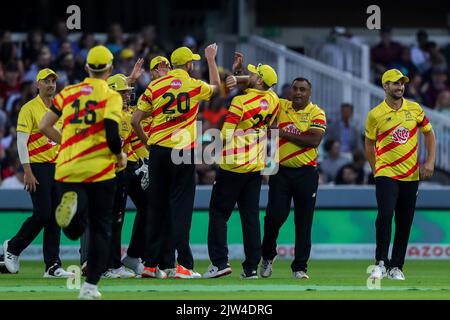 London, Großbritannien. 03. September 2022. Samit Patel von Trent Rockets feiert, nachdem er Paul Walter von Manchester Originals mit Teamkollegen während des Finales der Hundert Herren Trent Rockets gegen Manchester Originals in Trent Bridge, Nottingham, Großbritannien, 3.. September 2022 (Foto von Ben Whitley/News Images) in London, Großbritannien am 9/3/2022. (Foto von Ben Whitley/News Images/Sipa USA) Quelle: SIPA USA/Alamy Live News Stockfoto