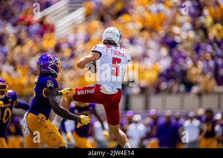 Greenville, NC, USA. 3. September 2022. Der North Carolina State Wolfpack Wide Receiver Thayer Thomas (5) macht den Touchdown-Fang im ersten Quartal gegen die East Carolina Pirates im NCAA-Fußballspiel im Dowdy-Ficklen Stadium in Greenville, NC. (Scott Kinser/CSM). Kredit: csm/Alamy Live Nachrichten Stockfoto